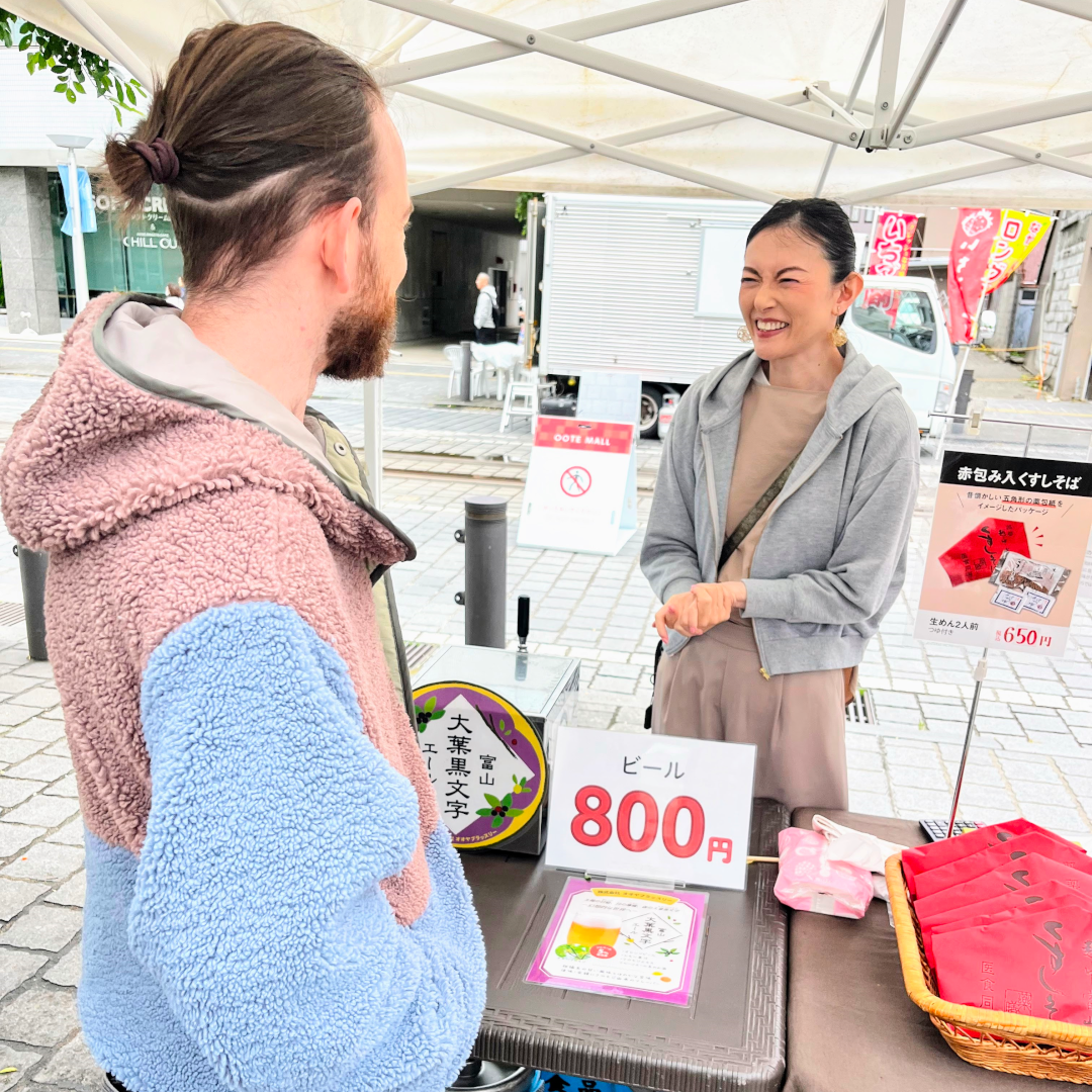 越中大手市場販売の様子