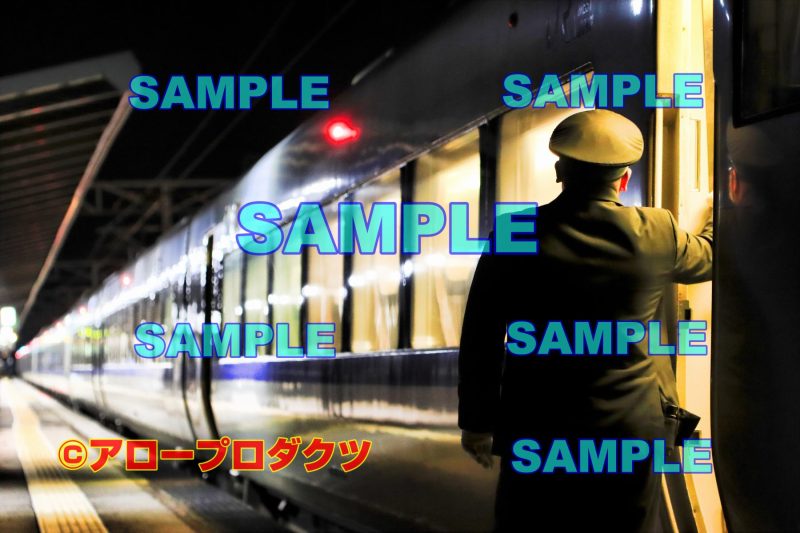 hrk0003【ダウンロード画像　特急サンダーバード発車時の車掌さん】
