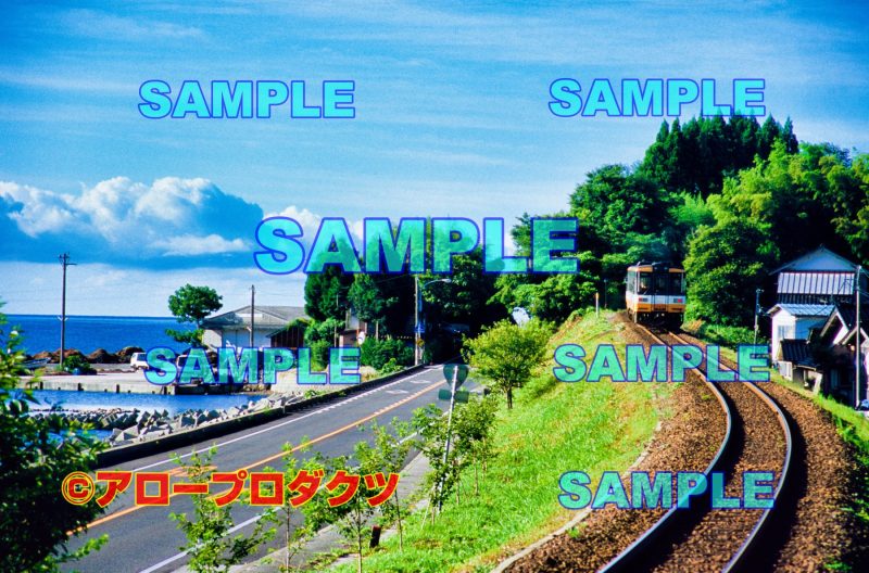 hrk0021【ダウンロード画像　夏ののと鉄道能登線　駅を出発のシーン】
