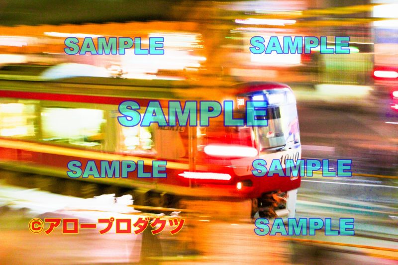 kan0060【ダウンロード画像 京急新1000形が踏切を行くシーンを流し撮りで】