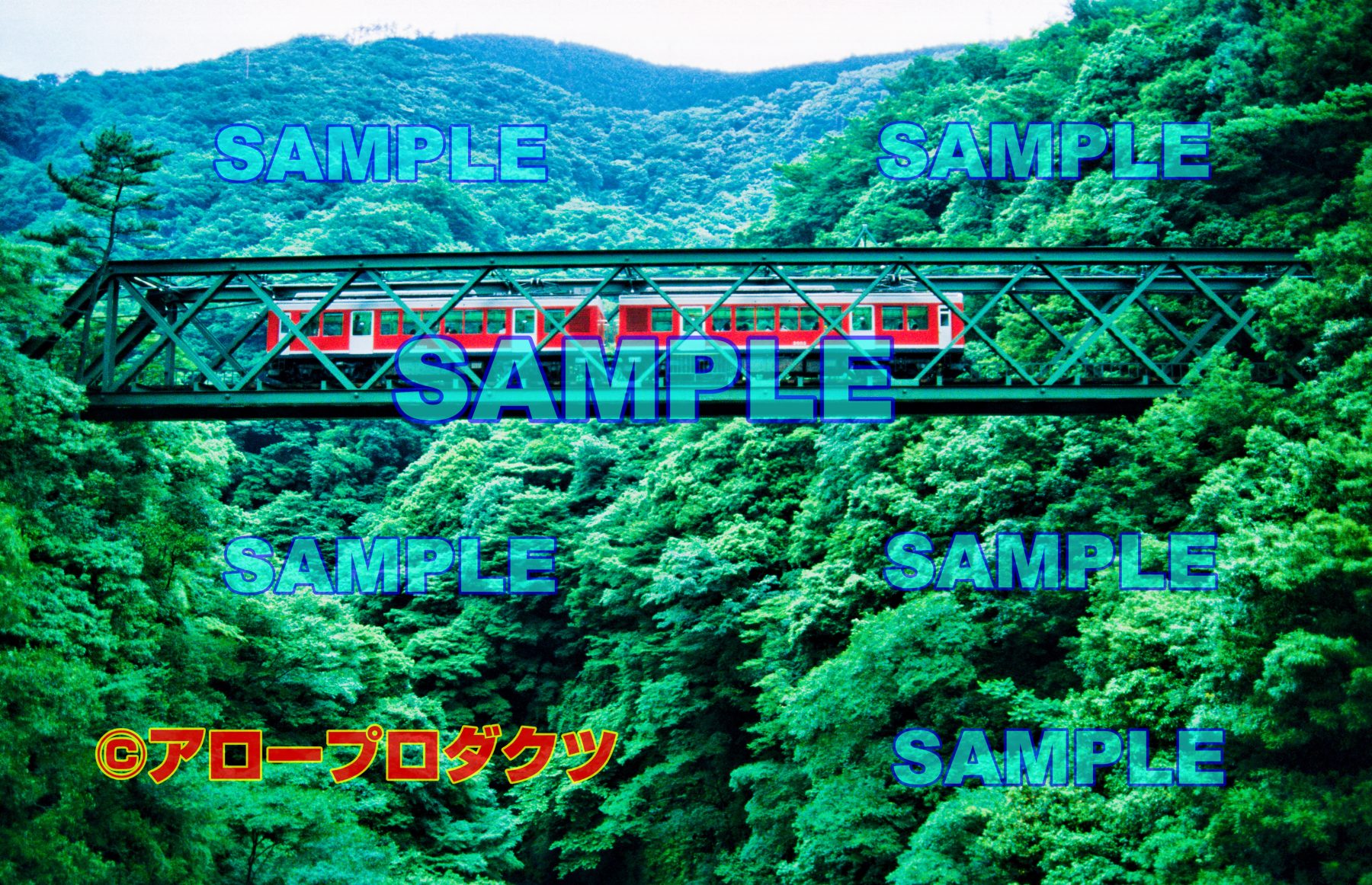 kan0097【ダウンロード画像　山間の河川を渡る箱根登山鉄道】