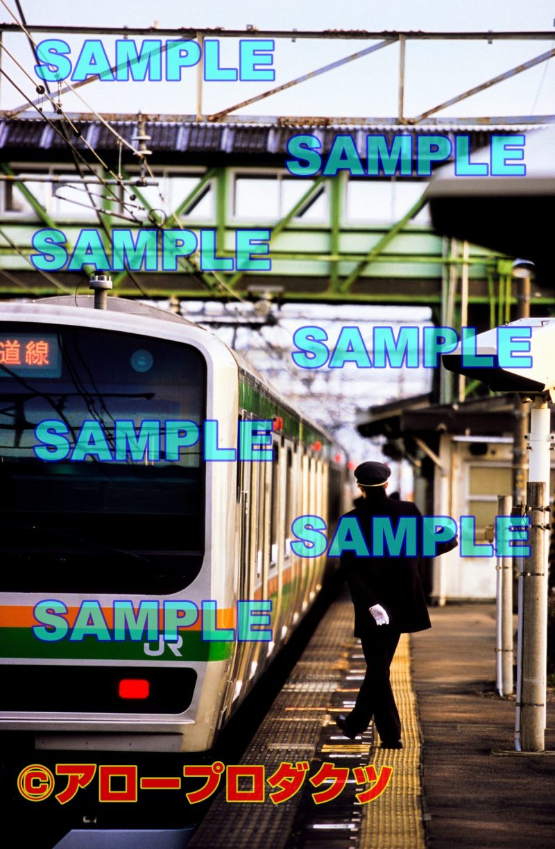 kan0135【ダウンロード画像 JR東日本の東海道線 冬の朝早く指差し点呼をする風景】