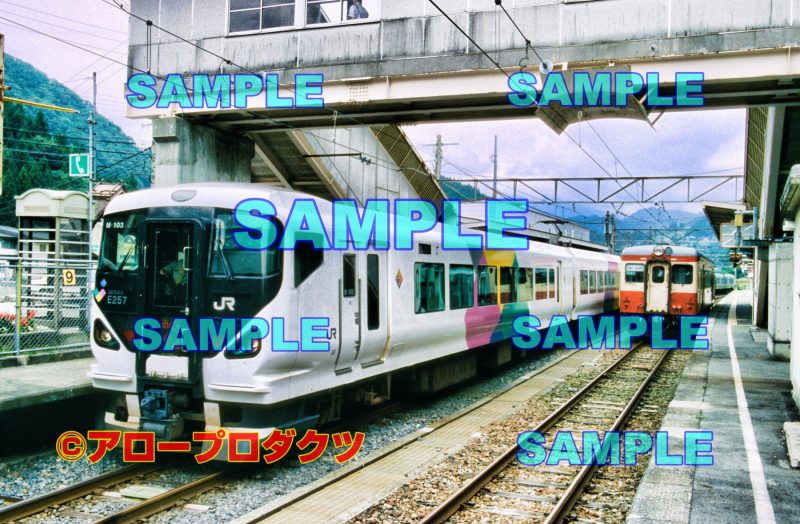 nag0009【ダウンロード画像　南小谷駅にて特急あずさ号とキハ52】