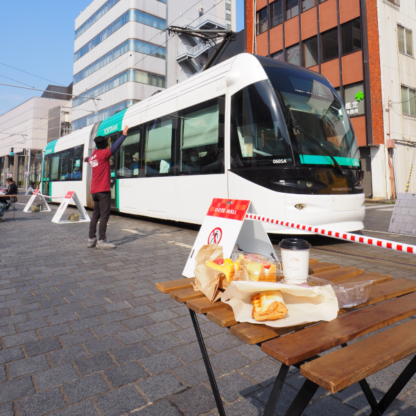 越中大手市場で線路横で食事