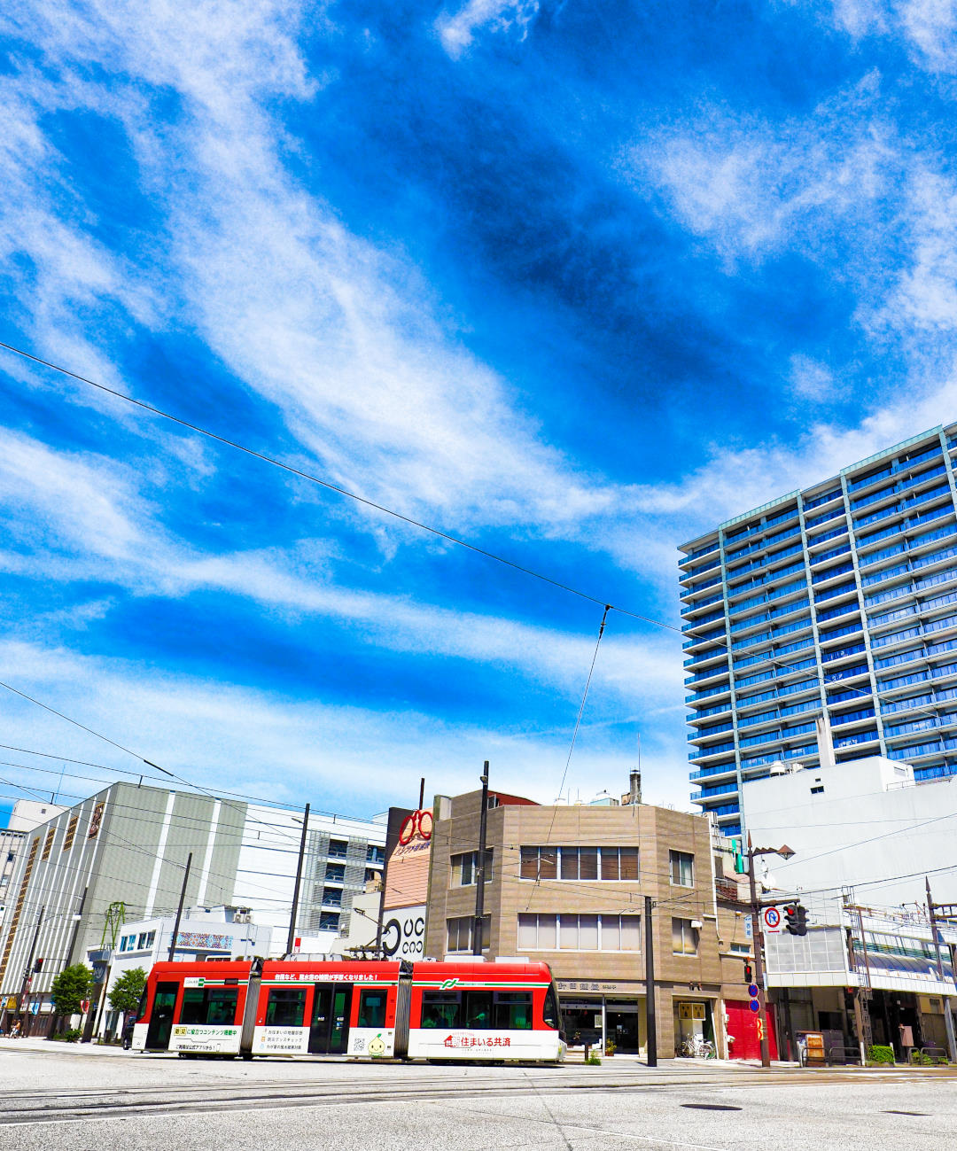 環状線を行く富山の市電　Toyama Tram in Loop-line