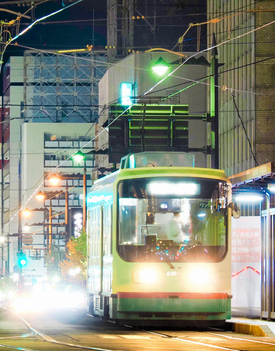 富山市電の夜の写真｜Toyama city tram at night.