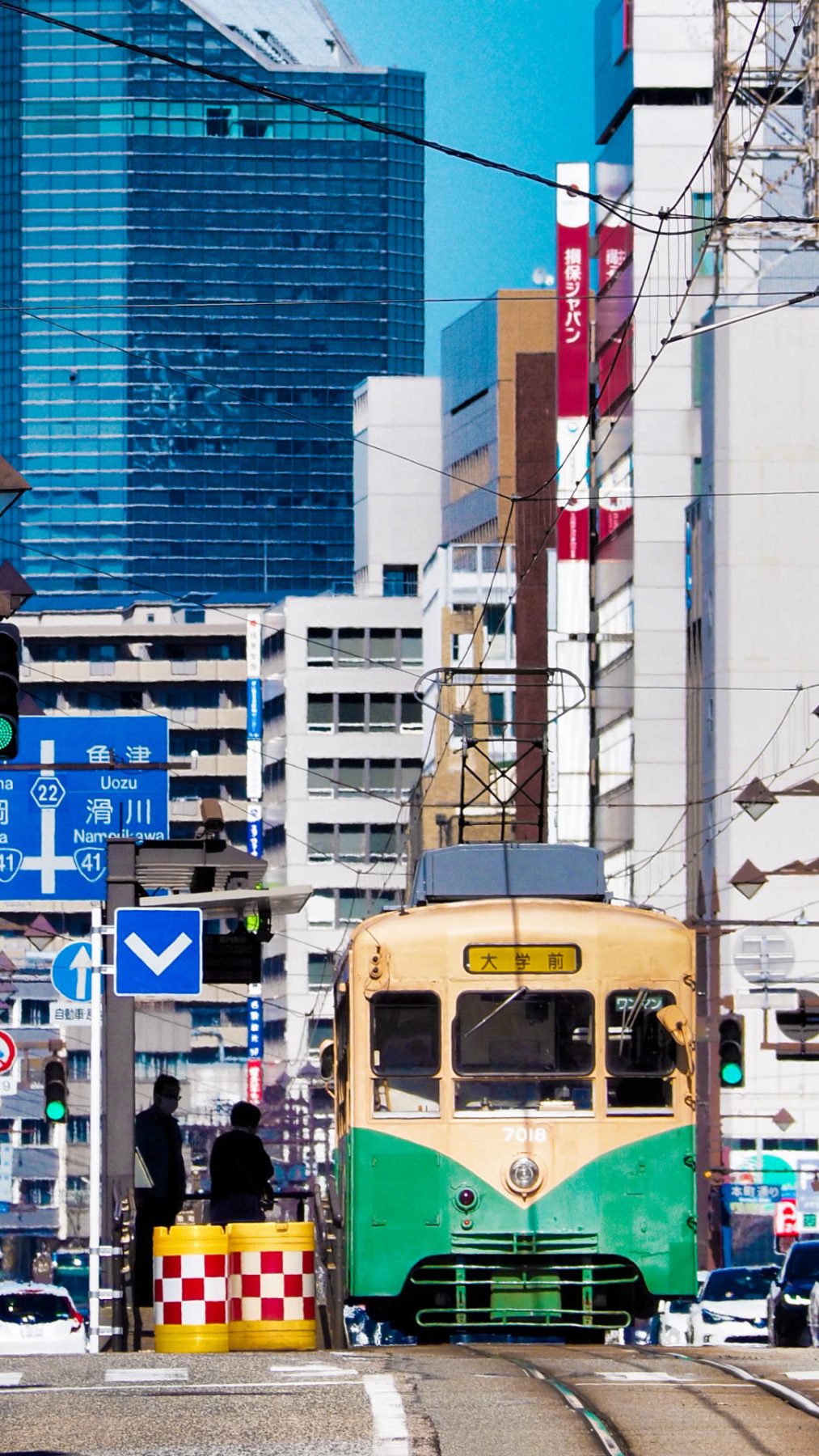 電停に停車中の富山の市電　Toyama Tram stops at tram stop